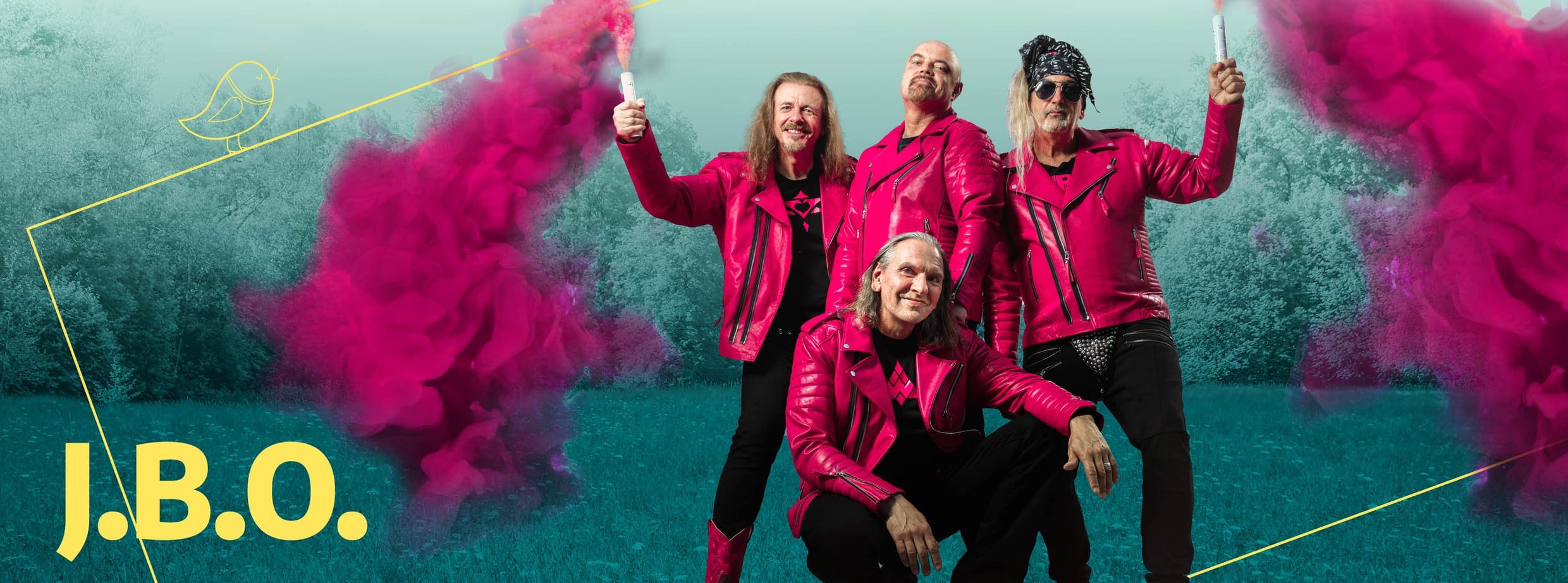 J.B.O. Band bei einem Konzert mit pinkem Rauch im Hintergrund.